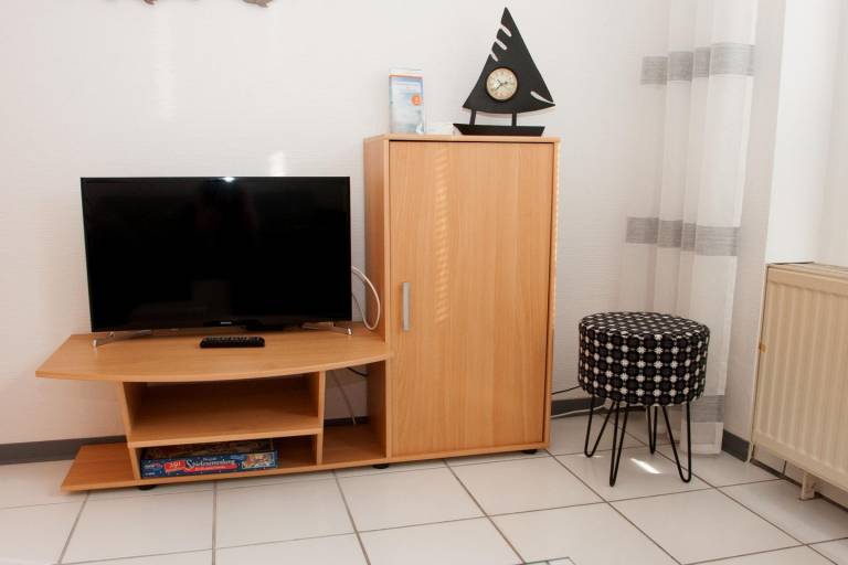 Ihre kleine Auszeit an der Nordsee: modern eingerichtete Wohnung mit Wohnbereich, Küchenzeile, Doppelbett-Schlafzimmer, Dusche/WC und Freisitz vor der Tür. Haustiere sind hier willkommen! — photo 5