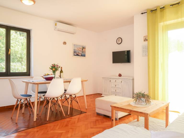 Rental apartment with barbecue, yard & patio | Sea view — photo 3