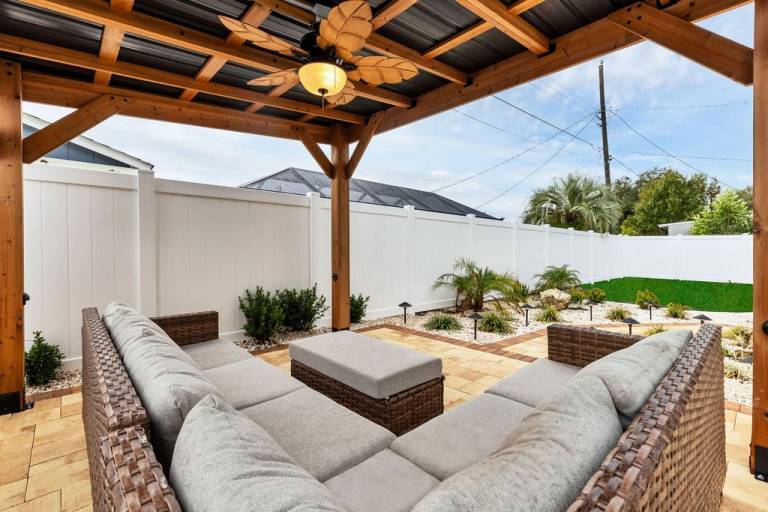 3 BR Tampa Pool Home Putting Green Firepit