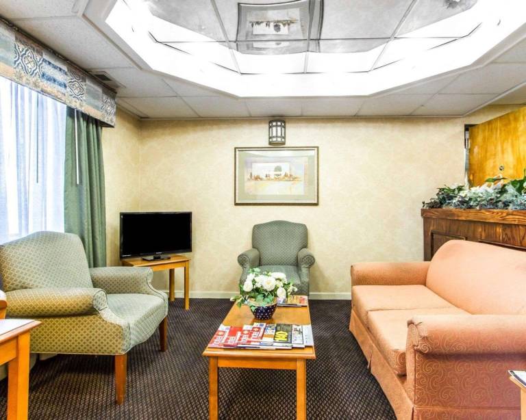 Econo Lodge & Suites Clarksville near Governors Square Mall — photo 4