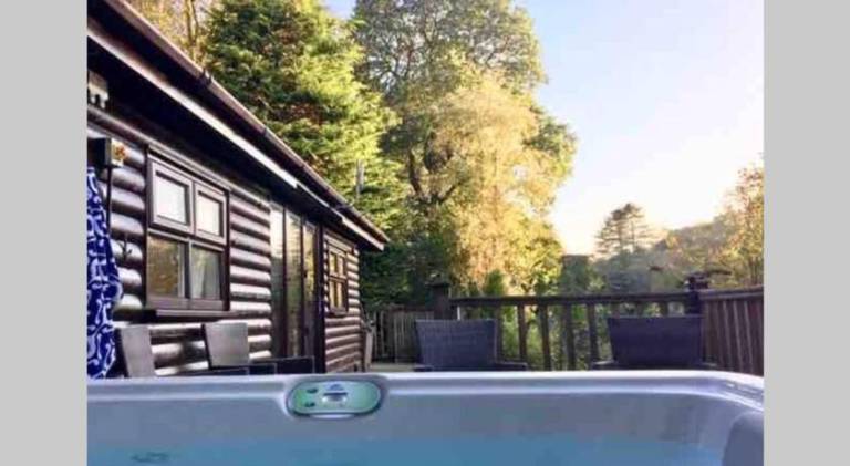 House with hot tub & pool in Windermere