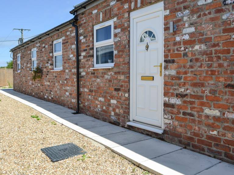 Child-friendly cottage with yard | River view | Pet-friendly in Bridlington