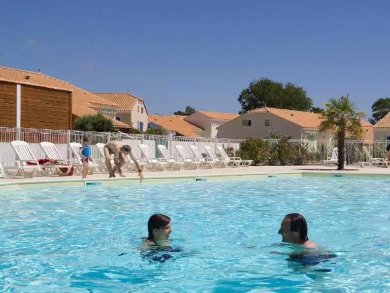 Lovely holiday apartment with pool & terrace | Garden view | Pet-friendly — photo 2