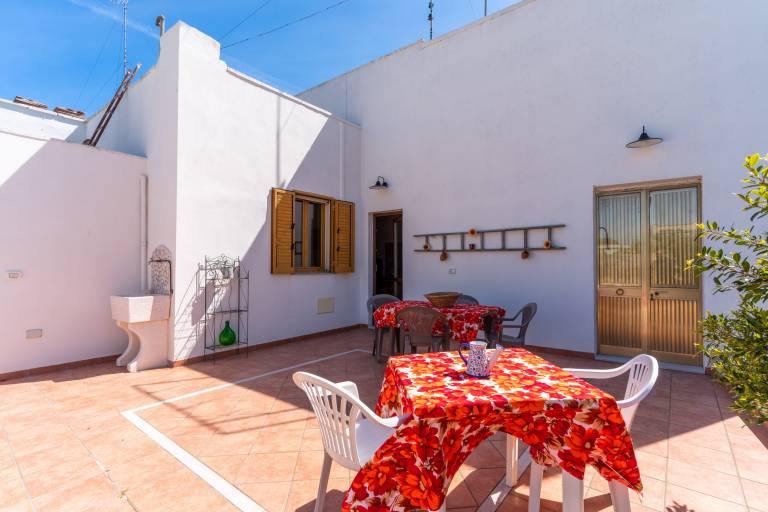 Vacation home with patio & yard | City view in Giurdignano