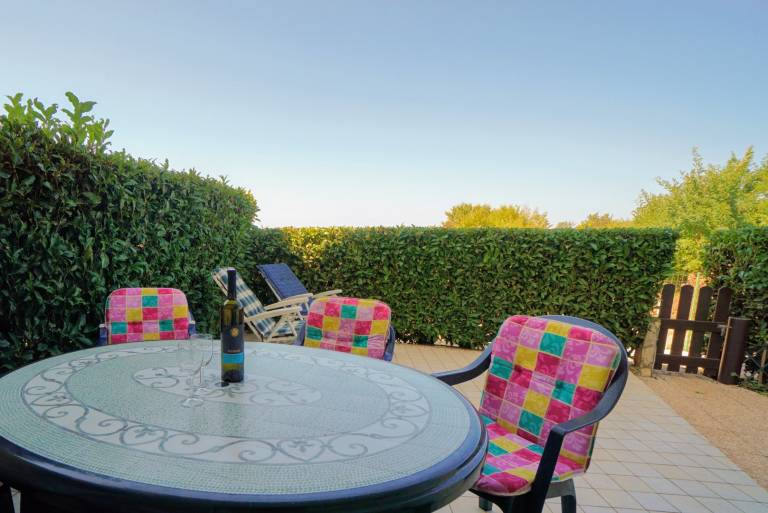 Apartment with barbecue & patio | Beach view — photo 2