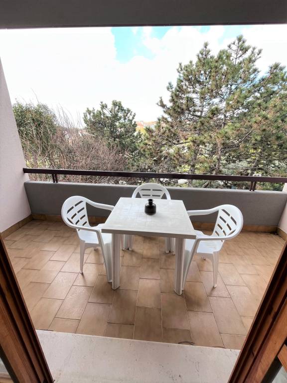 Rental apartment with patio — photo 4