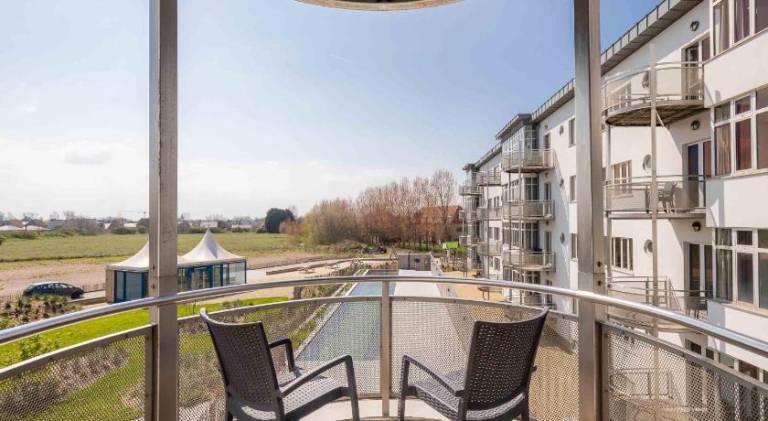 Serviced apartment with pool, terrace & yard — photo 5