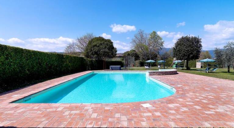 Serviced apartment with garden & pool — photo 4