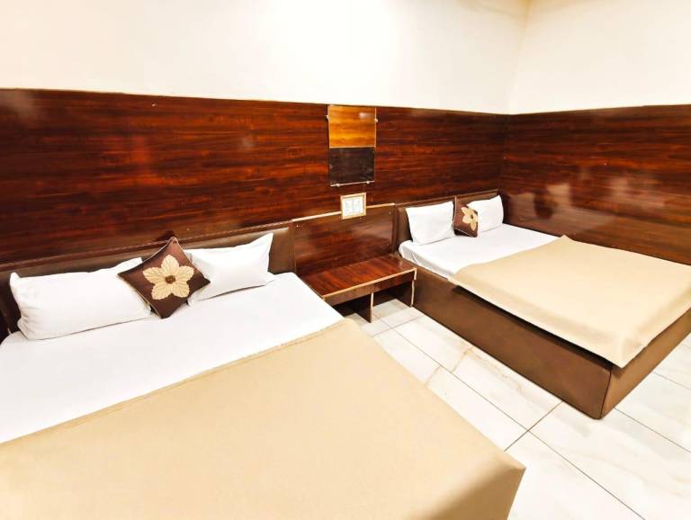 HOTEL OM PALACE NEAR MAHANKAL MANDIR in Indore