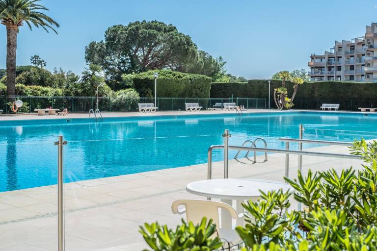 Charming serviced apartment with pool, terrace & yard | Pet-friendly in Mandelieu-La-Napoule