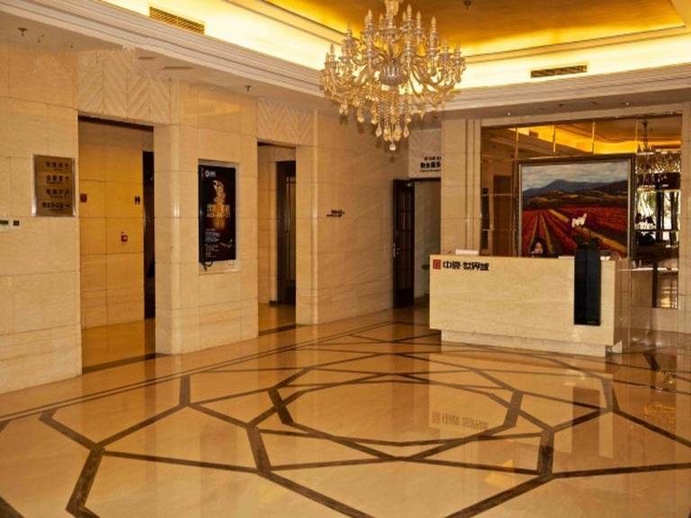 Serviced apartment with terrace & pool | Suitable for remote work | Pets allowed — photo 2