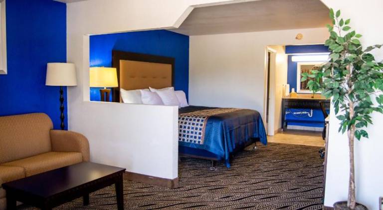 Blue Jay Inn & Suites — photo 4