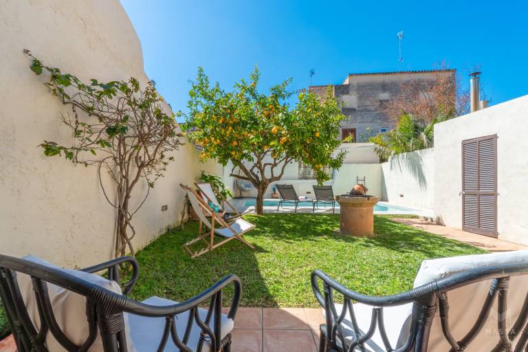 Family-oriented ample house with terrace, garden & pool | Garden view | Pets allowed — photo 2