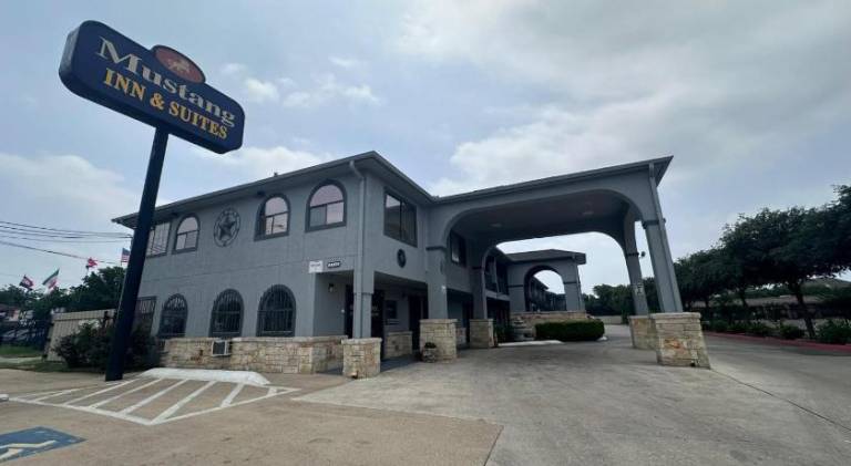 Mustang Inn and Suites — photo 4