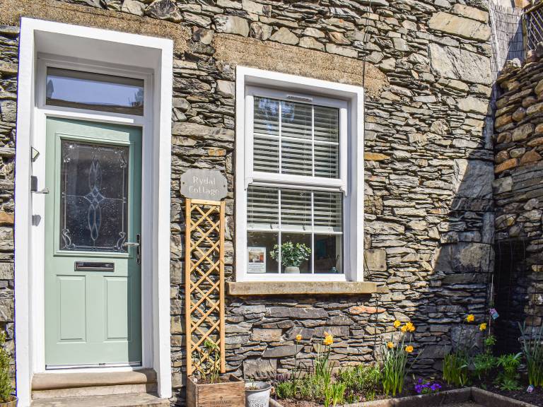 Cottage with yard | River view in Windermere