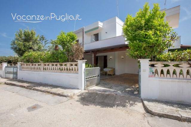 Villa with yard — photo 2