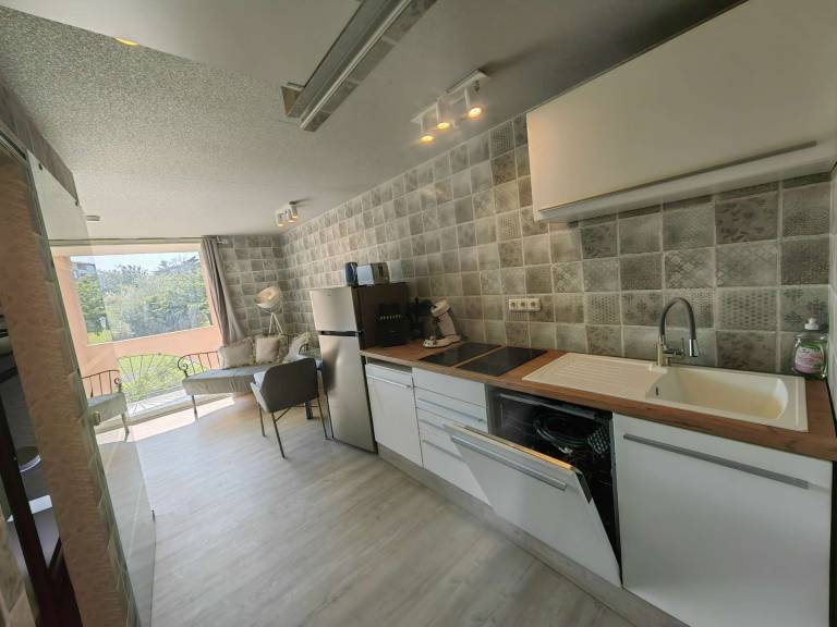 Renovated studio with terrace, air conditioning, close to beach — photo 2