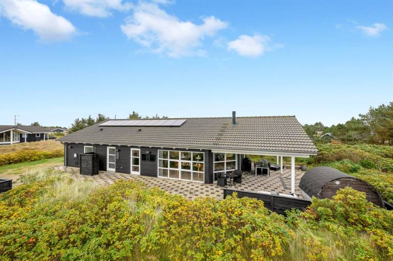 Vacation home with hot tub, terrace & sauna — photo 2