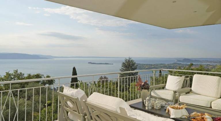 Villa with pool & jacuzzi | Perfect for remote work | Pet-friendly in Gardone Riviera