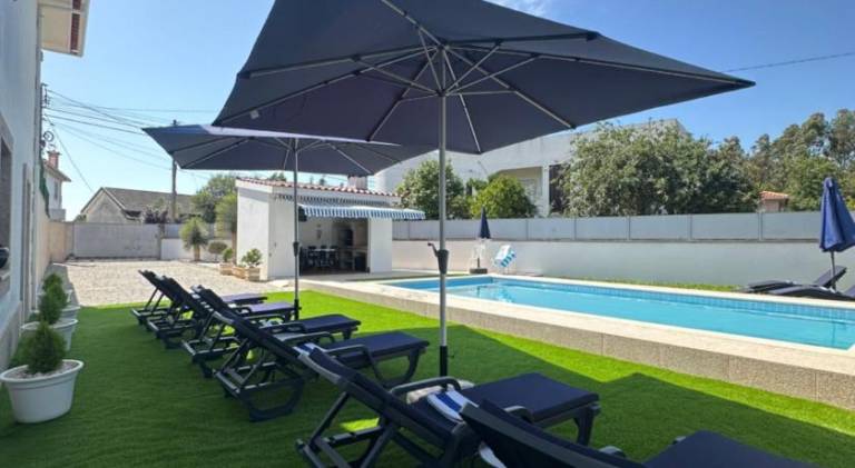Holiday apartment with pool, barbecue & patio in Braga