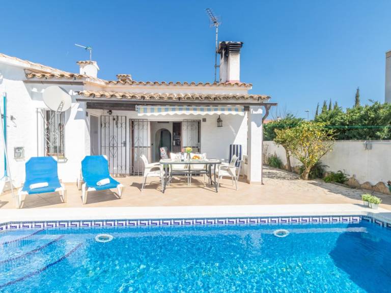 Child-friendly villa with patio, yard & private pool | Pet-friendly — photo 2