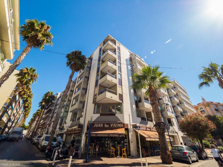 Holiday apartment with patio & garden | Next to the beach | Good for workation | Pets allowed in Antibes