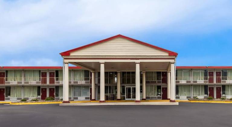Red Roof Inn & Suites Cave City in Cave City, KY