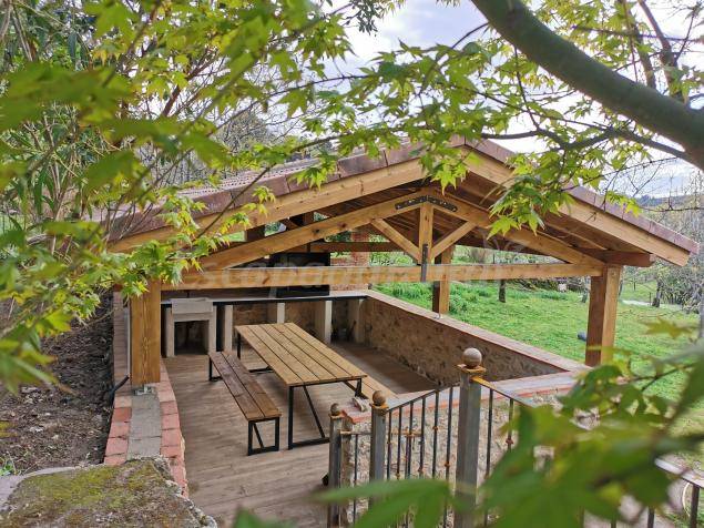 Beautiful cottage with BBQ, patio & yard | Garden view | Pets allowed — photo 2