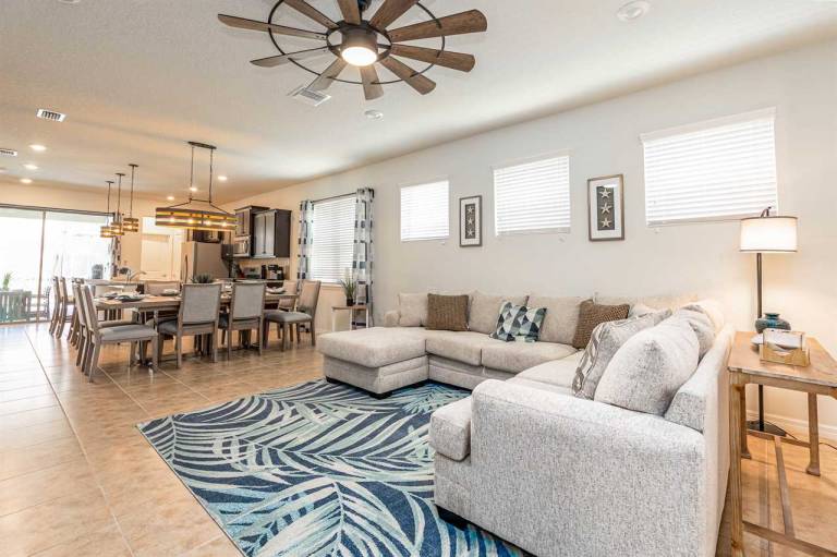 Spacious 5BR home in Davenport, FL, perfect for family getaways with a private pool. — photo 2