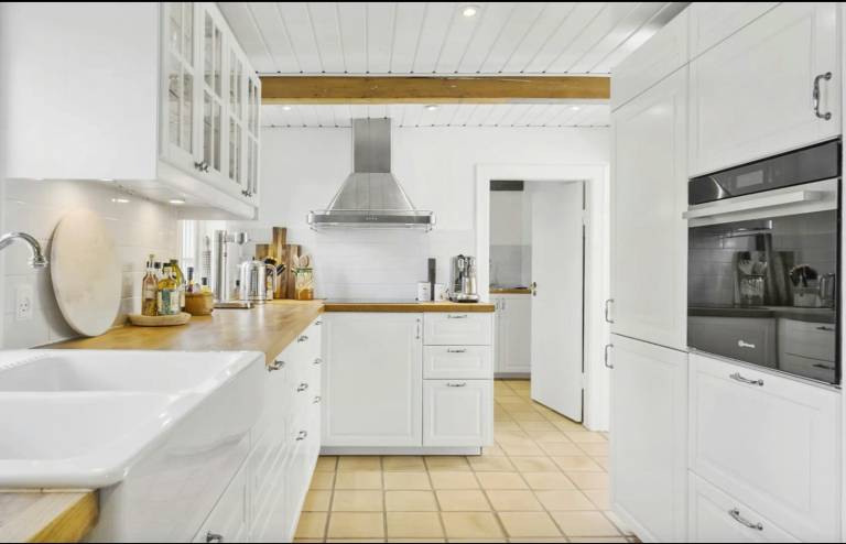 Child-friendly vacation home with yard, patio & barbeque | Beach nearby | Perfect for remote work | Pets allowed — photo 4
