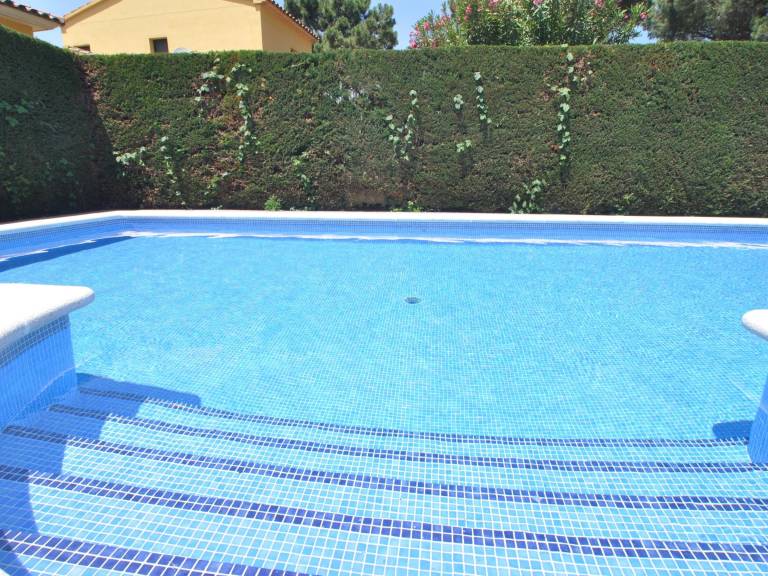 Tranquil Getaway: Cozy Ground-Floor Home with Private Pool and Large Terrace — photo 5