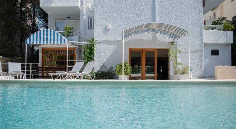 Serviced apartment with patio, pool & yard — photo 2