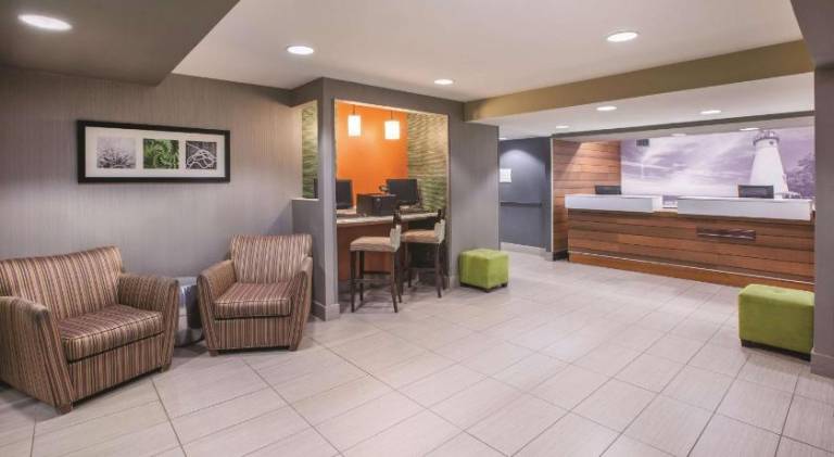 La Quinta Inn & Suites by Wyndham Erie — photo 4