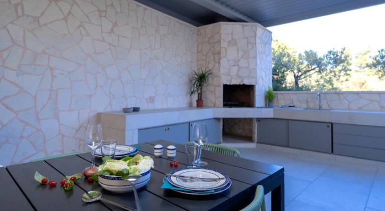 Villa with pool & hot tub — photo 4