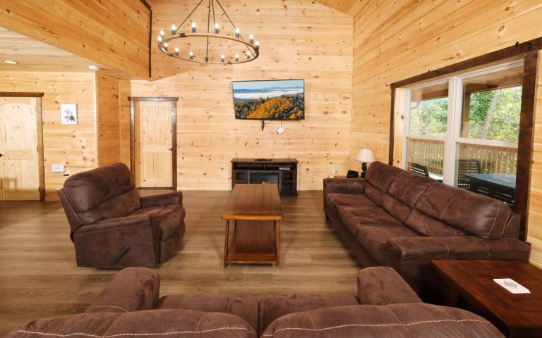 Peaceful wooded views and a cozy hot tub! - White Pine Lodge — photo 5