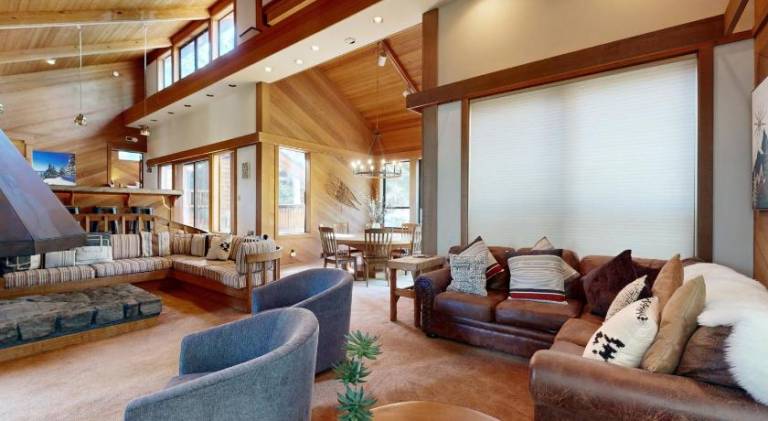 Vacation home with hot tub | Pets allowed — photo 3