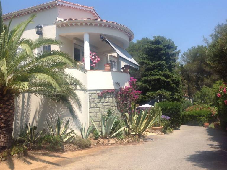 Holiday apartment with barbeque & yard — photo 2