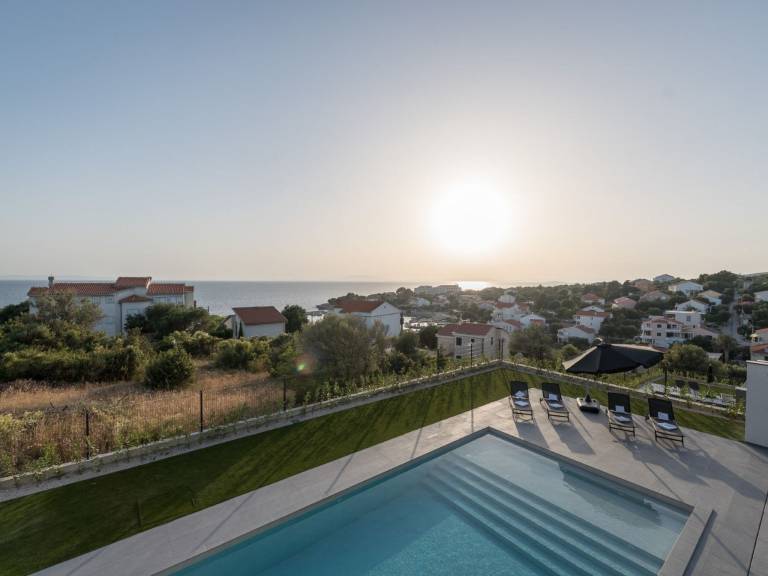 Fully equipped lovely vacation home with grill, terrace & yard | Pet-friendly — photo 4