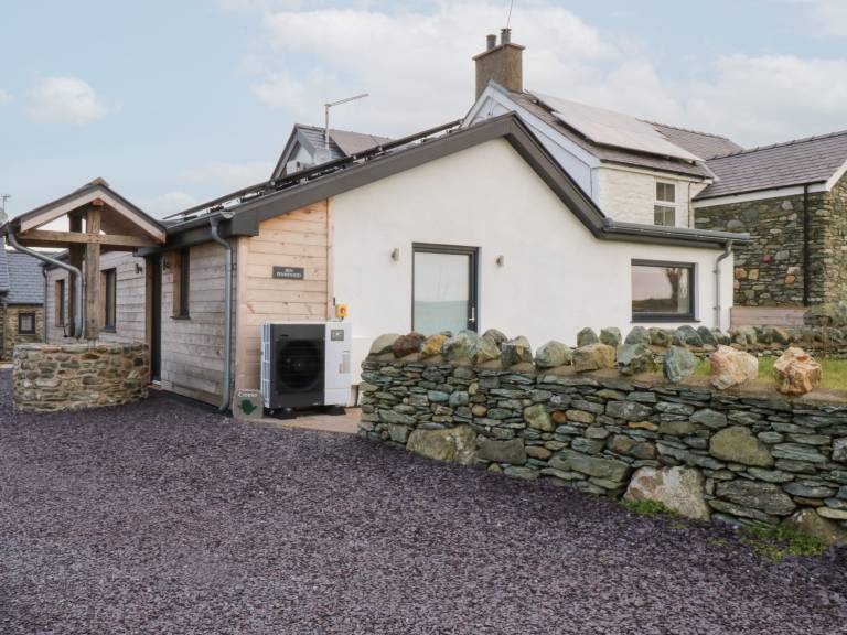 Child-friendly cottage with jacuzzi, yard & sauna | Beach view | Pets allowed — photo 3