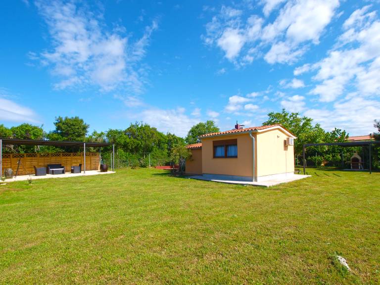 Family-oriented house with terrace & barbeque | Pets allowed — photo 3