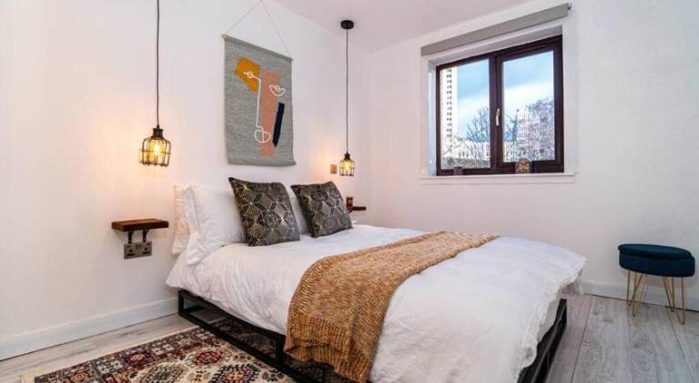 Stylish City Pad with Free Private Parking — photo 5