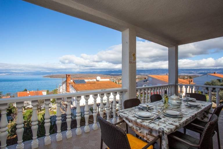 Holiday apartment with grill, yard & patio in Omisalj