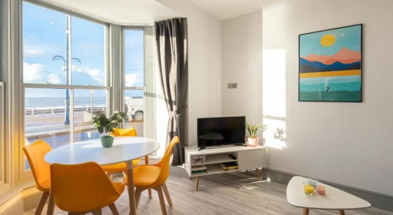 New central seafront apartment- stunning sea views — photo 2