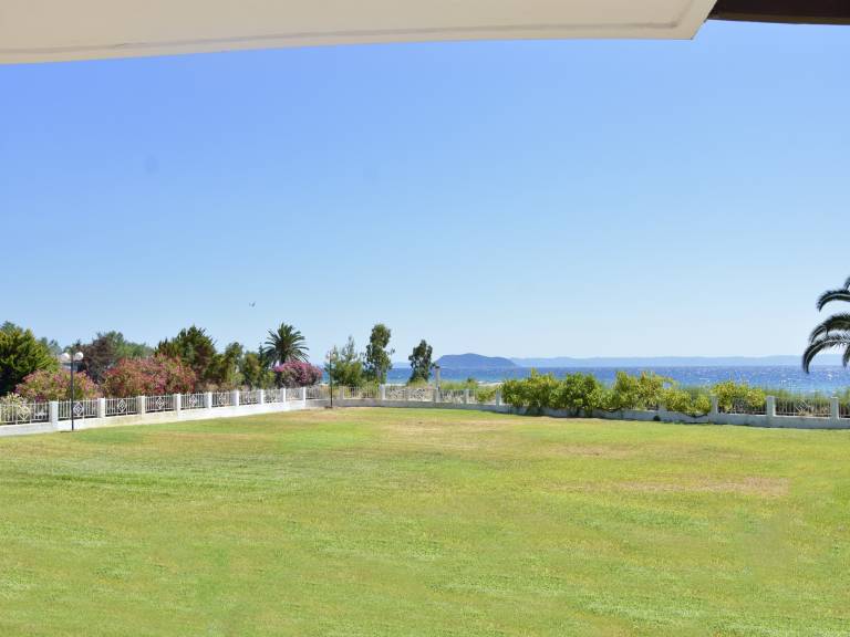 Stunning beachfront villa for rent — photo 5