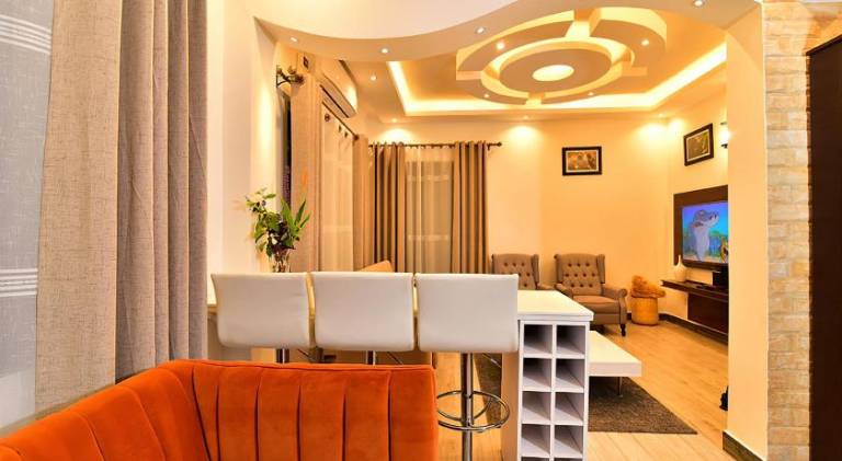 Serviced apartment with patio & pool — photo 4