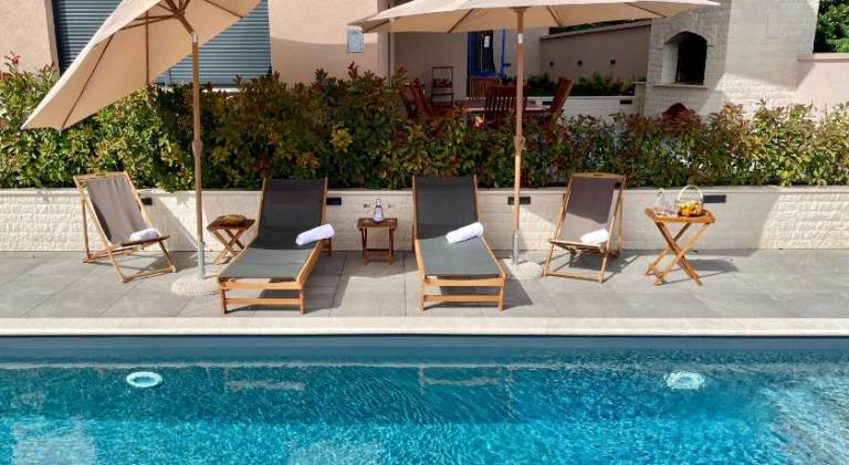 Rental apartment with yard, hot tub & pool in Biograd na Moru