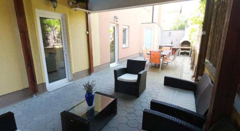 Apartment with barbecue & patio in Biograd na Moru