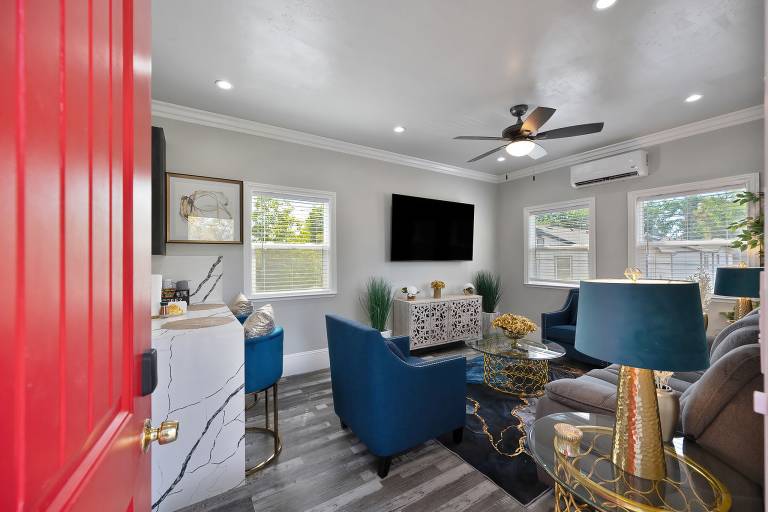 Walk to UC Davis Medical Center Duplex w Patio