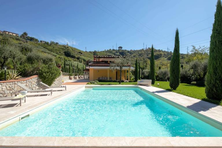 Villa with terrace, private pool & yard — photo 4