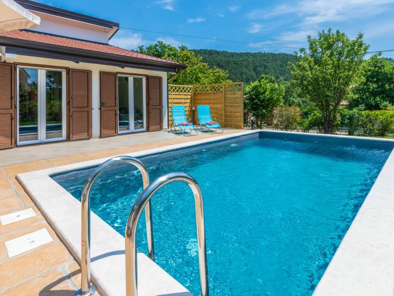Rental with terrace, garden & pool | Pool view — photo 2